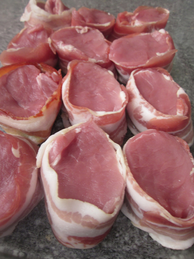 Gewickelte Schweinemedaillons mit Paprika-Sahne-Sauce 3.jpg