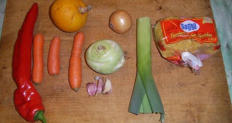 Fadennudelsuppe mit Paprika und Lauchzwiebel