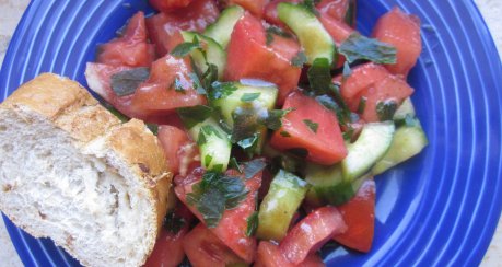 Gurken-Melonen-Tomaten-Salat an Lindenblütenvinaigrette