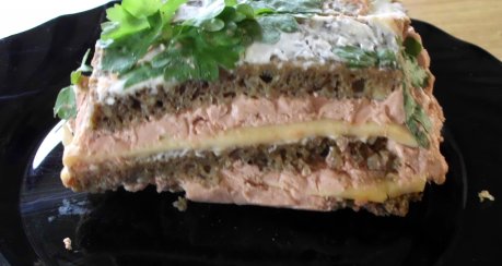 Terrine mit Käse und Brot