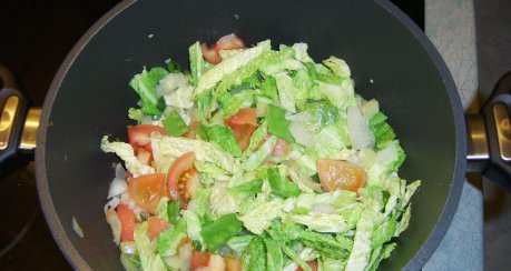 Knoblauchsuppe mit Wirsing und Tomaten