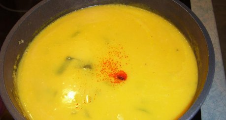 Kürbiscremsuppe mit Safran und Wachholderlauch