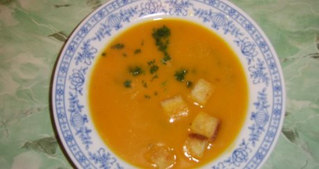 Kürbiscremsuppe mit Safran und Wachholderlauch