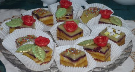 Petits Fours mit Marzipan und Konfitüre