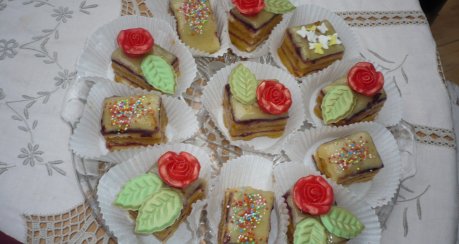 Petits Fours mit Marzipan und Konfitüre