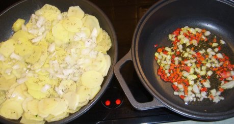 Rote Kräuterrühreier mit Bratkartoffeln