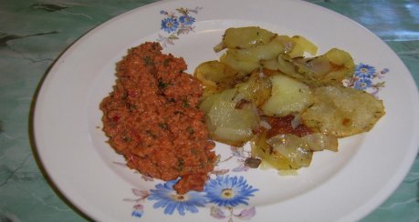 Rote Kräuterrühreier mit Bratkartoffeln