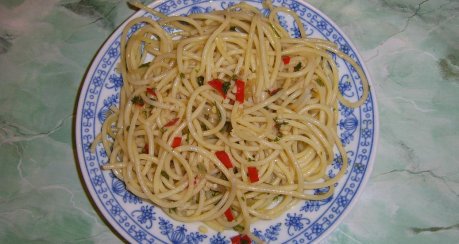 Spagetti mit Olivenöl, Knoblauch und Chillis (Spaghetti aglio e olio)