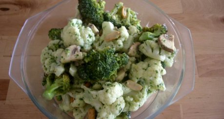 Blumenkohl-Broccolisalat mit erfrischender Sauce