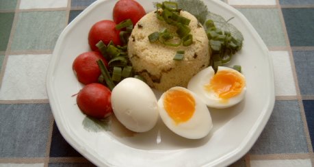 Eier auf Frühlingszwiebel-CousCous