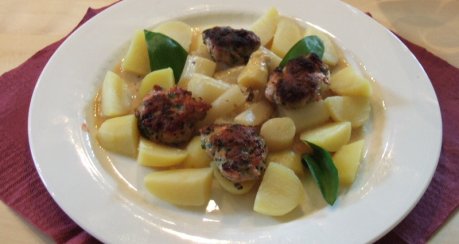 Leberkas-Bärlauchpflanzerl auf Spargelragout