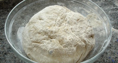 Hausbrot mit Kernen und Gewürzen