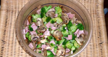 Brokkoli-Champignon-Schinken-Salat