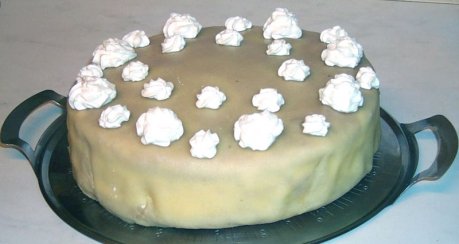 Haselnuss-Sahne-Torte mit Marzipandeckel