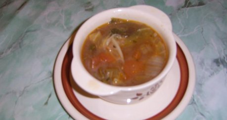 Knoblauchsuppe mit Wirsing und Tomaten