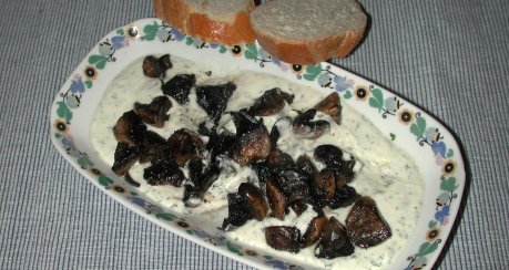 Marktchampignons in Knoblauchsauce