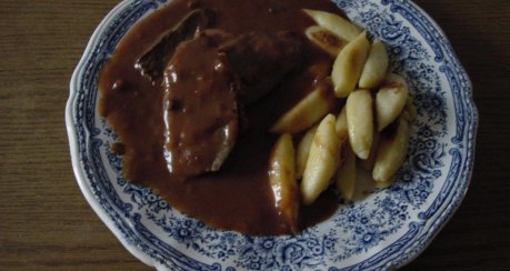 Hirschkotelett mit Portwein-Pflaumen-Sauce