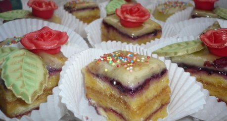 Petits Fours mit Marzipan und Konfitüre