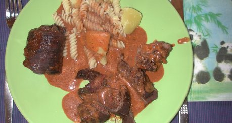 Rinderrouladen mit Salami auf Gemüsesauce