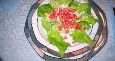 Grüner Salat mit Granatapfelkernen