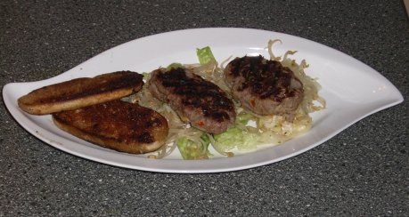 Asiatische Hackfleischröllchen mit Knoblauchbrot