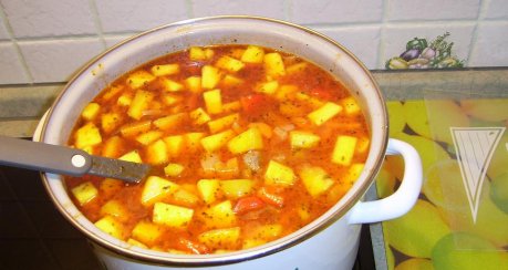 Klösschensuppe mit Paprika, Tomate und Kürbis