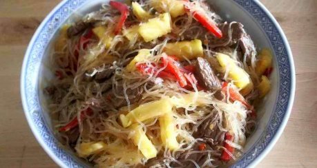 Glasnudelsalat mit Strauss und Ananas