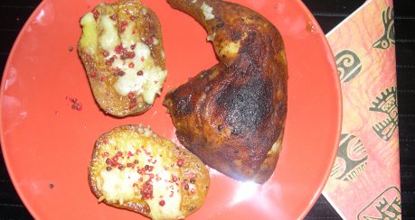 Blechkartoffel mit Käse überbacken und Hähnchenkeulen