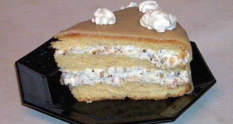 Haselnuss-Sahne-Torte mit Marzipandeckel