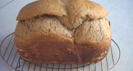 Rustikales Hüttenkäse-Speck-Brot