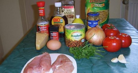 Tomaten-Nudelsalat mit flambierten Szechuanpfeffer-Hühnerbrustfilet