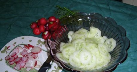 Gurkensalat mit Radieschen