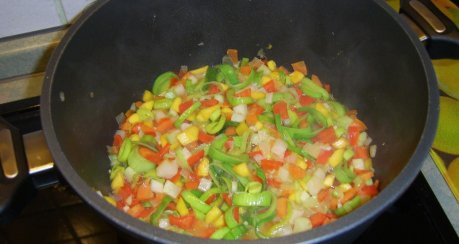 Fadennudelsuppe mit Paprika und Lauchzwiebel