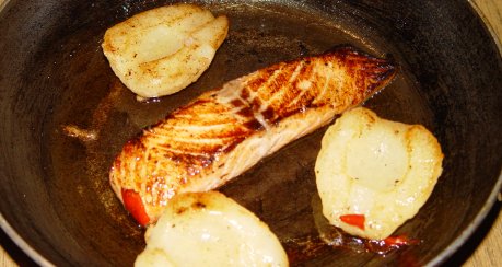 marinierter Lachs mit Birne & Butter-Speckkartoffeln