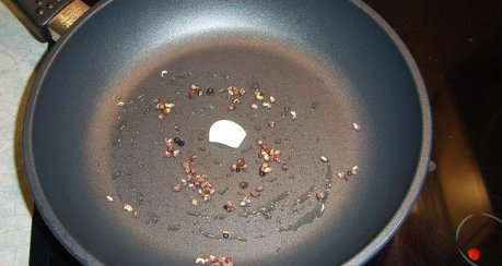 Tomaten-Nudelsalat mit flambierten Szechuanpfeffer-Hühnerbrustfilet