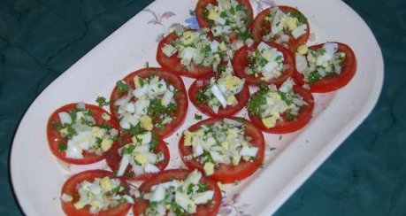 Tomatenscheiben mit Ei und Zwiebel