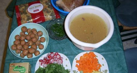 Klare Radieschensuppe mit Fleischklösschen und Nudeln