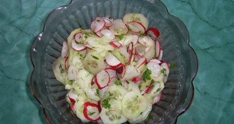 Gurkensalat mit Radieschen