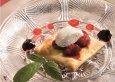 Rote Früchte auf Gebäck mit Picandou-Ziegenkäse und Heidelbeer-Konfitüre