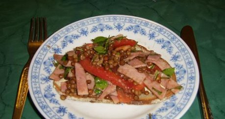 Linsensalat mit Tomaten und Schinken