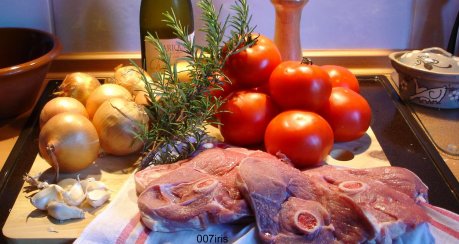 007iris geschmorte Beinscheiben vom Lamm mit Zwiebeln und Tomaten