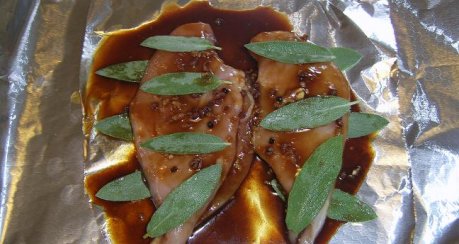 Tomaten-Nudelsalat mit flambierten Szechuanpfeffer-Hühnerbrustfilet