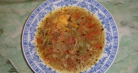 Fadennudelsuppe mit Paprika und Lauchzwiebel