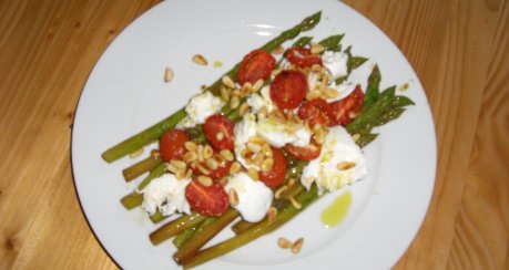 Grüner Spargelsalat mit getrockneten Tomaten und Mozzarella