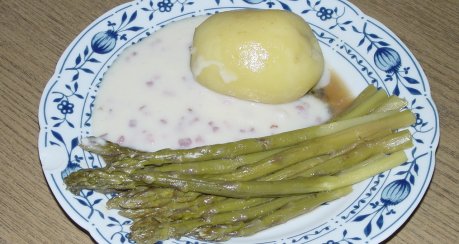 Grüner Spargel mit Ei-Kräuter-Marinade