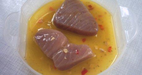 Thunfischfilet mit Kräuter-Dill-Sauce & Kroketten