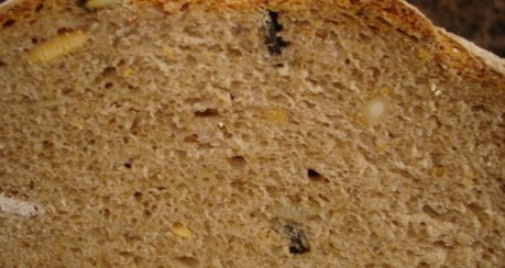 Hausbrot mit Kernen und Gewürzen