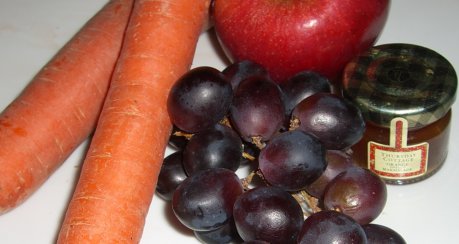 Apfel-Möhren-Rohkostsalat mit Trauben