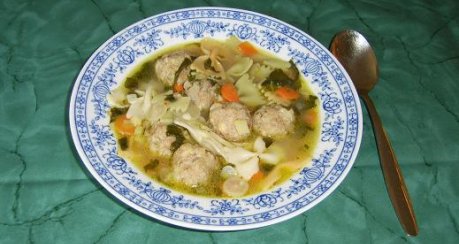 Klare Radieschensuppe mit Fleischklösschen und Nudeln