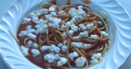 Spaghetti mit Tomaten und Ricotta